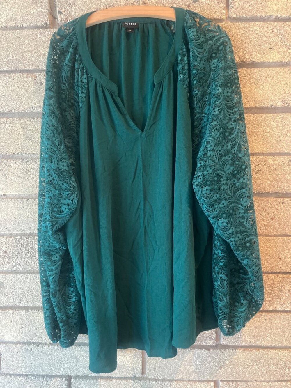 Torrid Green Lace Sleeve Blouse Size 4 Flowy Lightweight V-Neck Womens Top